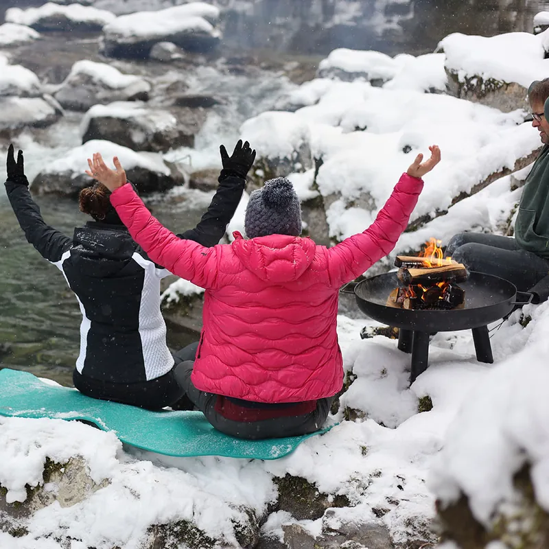 Gemeinsames Durchatmen im Schnee nach dem Eisbad